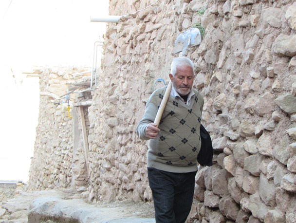 زندگی امروز هم در دستان پرتلاش اهالی روستای ریزه جاری بود+تصاویر