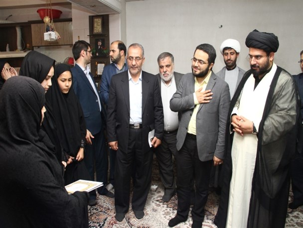 دیدار جمعی از مسئولان شهرری با خانواده اولین شهید مدافع حرم