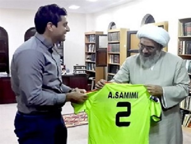 دروازبان بوشهری تیم ملی فوتسال پیراهن خود را به آیت الله صفایی اهدا کرد+ تصاویر