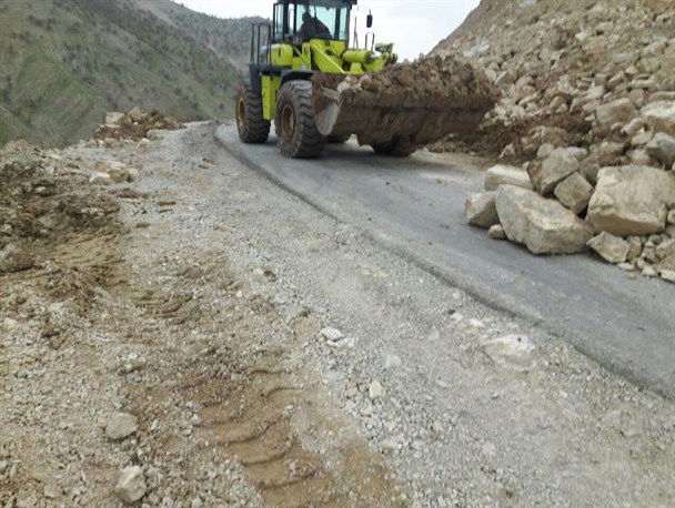 ریزش کوه در محور کوهستانی "کزی" ثلاث باباجانی