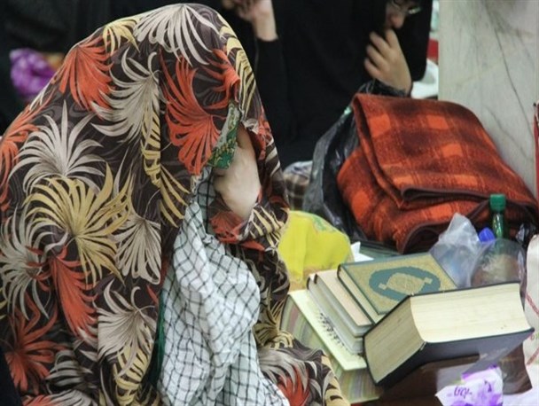 اعتکاف مقدمه ای برای ورود به جهاد اکبر است / معتکفین با ذکر صلوات اقامه نماز می کنند