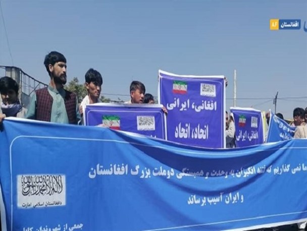 تجمع مردم افغانستان در کابل و محکوم کردن حمله به سفارت ایران/ قرائت بیانیه و گل‌باران سفارت ایران در کابل