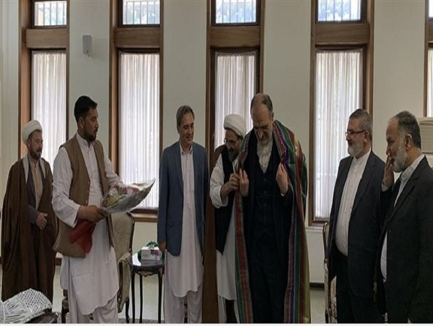 اهدای گل و «چپن» به سفیر ایران در کابل