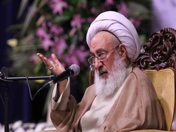 دولت فروش آب سنگین به آمریکا را متوقف کند/ مسئولین بدون توجه به جوسازی‌ها با بدحجابان برخورد قانونی داشته باشند