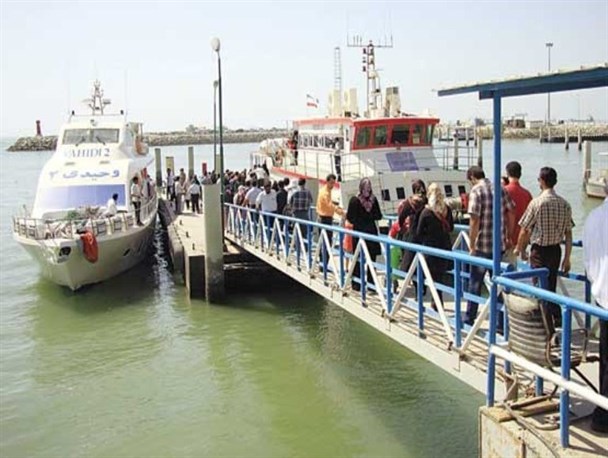 تردد ۸۲هزار مسافر در بنادر غرب هرمزگان/ تخلیه و بارگیری ۸۰۸ هزار تن کالای نفتی در فروردین