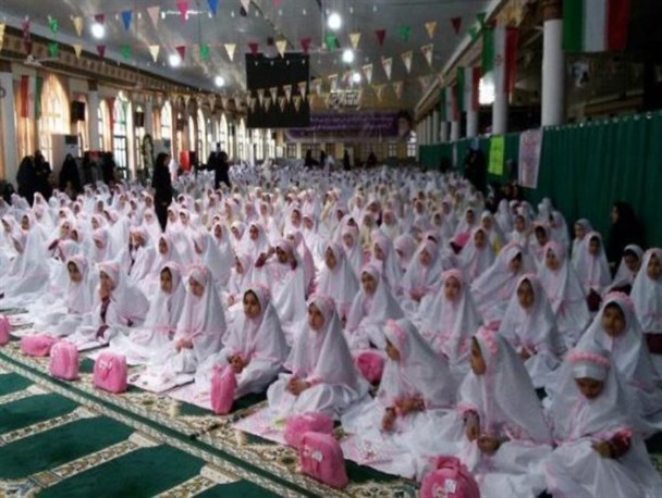 بیش از ۲ هزار دانش آموز دختر میاندوآبی بهار سن تکلیف خود را جشن گرفتند