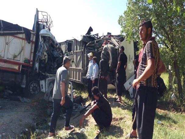 برخورد اتوبوس با تریلی در کوهدشت یک کشته و ۲مصدوم بر جای گذاشت +عکس