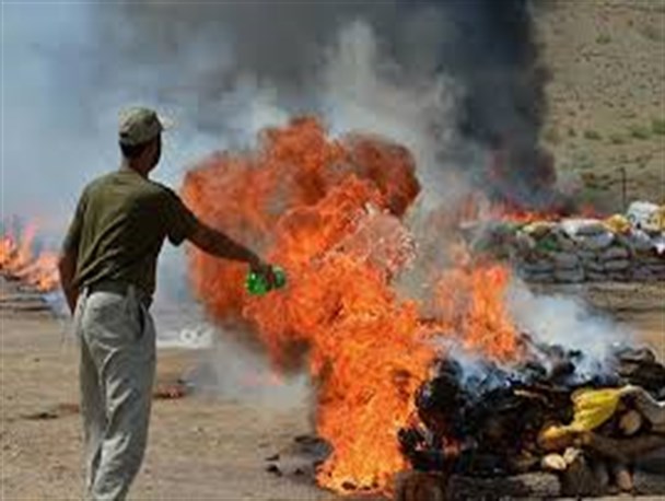 آتش زدن نمادین انواع مواد مخدر در فیروزکوه