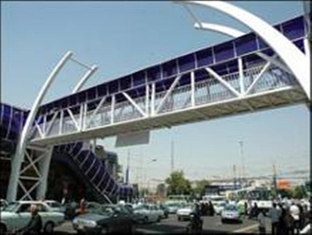 پل های عابر پیاده، در طول روز عابرانی به تعداد انگشتان دست هم ندارند/ مهم ترین هدف ساخت پل عابر پیاده، تسهیل در رفت و آمد شهروندان است