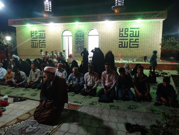 برگزاری نماز جماعت و پهن شدن سفره افطاری در پارک فیض آباد