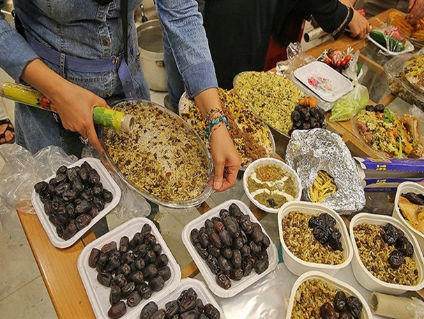افطار 700 مددجوی بهزیستی در دره شهر
