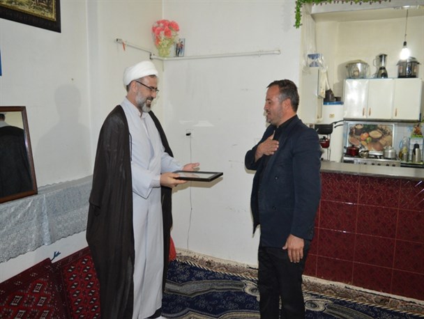 دلجویی مسئولان منطقه قهاوند از خانواده شهدای روستای یسرلو