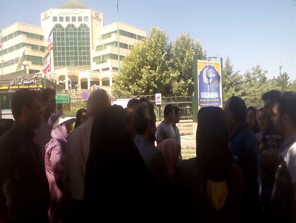 مالباختگان موسسه آرمان برای سومین بار مقابل استانداری همدان تجمع کردند