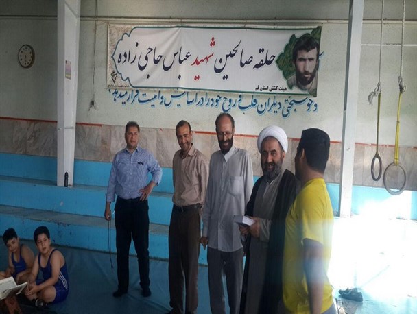 تصاویری از برگزاری جلسات قرآنی در سالن کشتی در قم