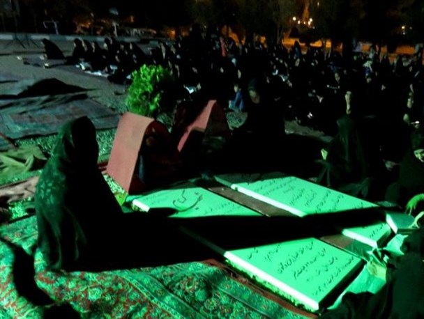 زمزمه دعای ابوحمزه ثمالی در جوار شهدای گمنام شهر حسن‌آباد/ تصاویر