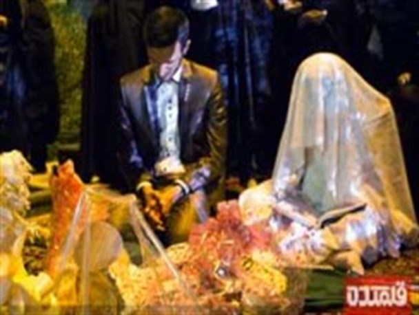مراسم عقد یک زوج جوان در گلزار شهدای امامزاده سید محمد خمینی شهر +عکس
