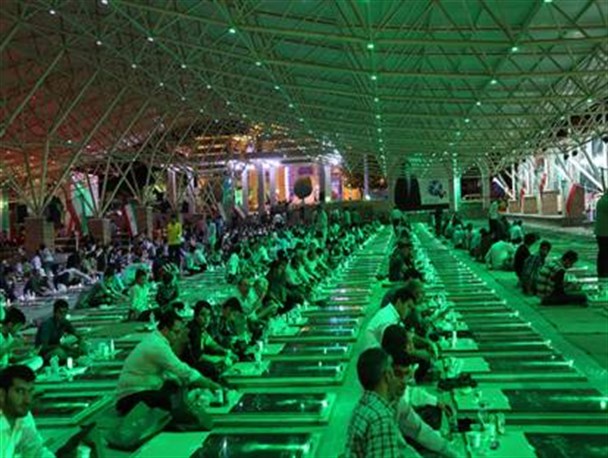 حضور مردم تبریز در گلزار شهدای وادی رحمت در شب جمع بندی مذاکرات هسته ای / سعیدی: ایستادگی ملت ایران دشمن را ناامید کرده است