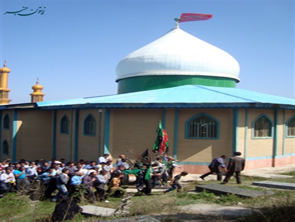 مراسم سنتی علم واچینی در امامزاده شاه شهیدان رودبار برگزار شد