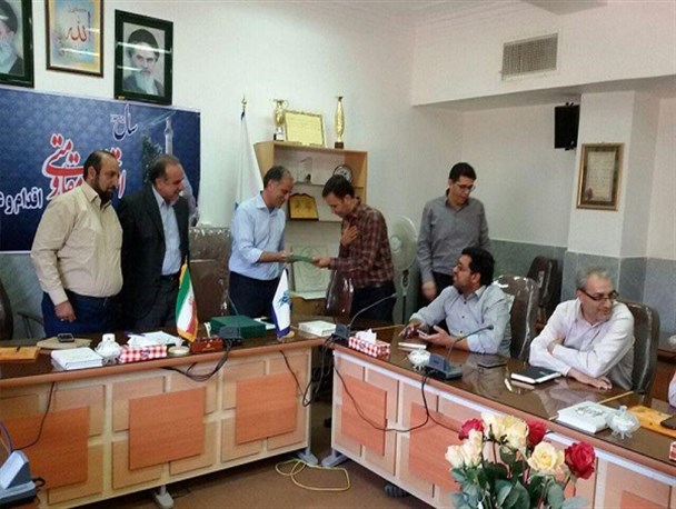 تجلیل رئیس دانشگاه آزاد واحد نطنز از خبرنگاران+ تصاویر