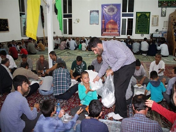 برپایی سفره نذری امام رضا(ع)در روستای فولادلو از توابع بیله سوار+تصاویر