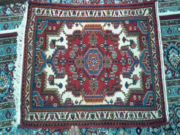 گره در گره می زنند برای نان آوری/فرش های رنگارنگ به اقتصاد روستاییان رنگ می بخشد