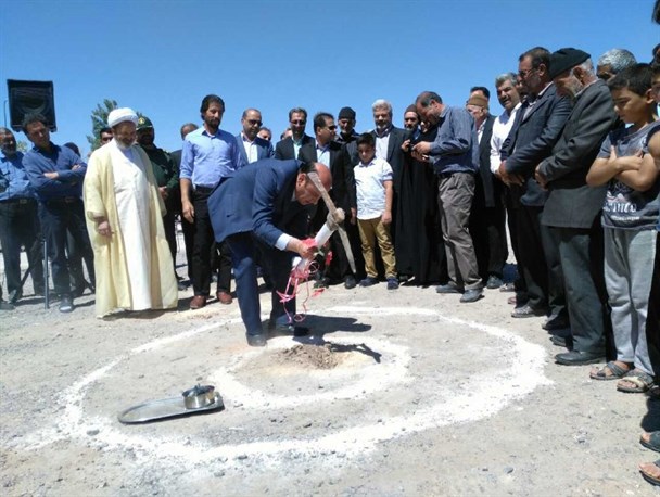 کلنگ ساخت دبستان چهارده معصوم (ع) در فتح آباد رشتخوار به زمین خورد