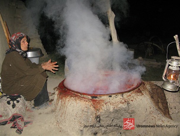 تصاویر/پخت سنتی رب گوجه فرنگی در باغات ارومیه