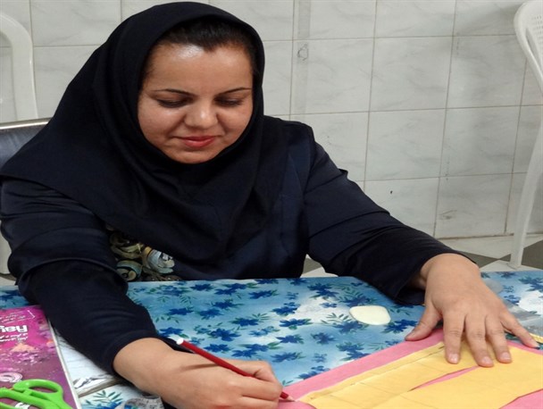 معلولی که کارآفرین برتر استان کرمانشاه شد/ وقتی حرکت سوزن معجزه می کند