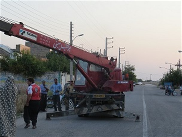 وقتی راننده گلستانی جای پارکی جز جوی آب پیدا نمی کند!
