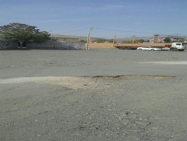 آسفالت محوطه بیرونی برخی مدارس شهرک قندی اسدآباد نامناسب است+تصاویر