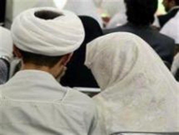 عروسی ما به صرف شیرینی و شربت بود/ زندگی با طلبه محدودیت خاصی ندارد بلکه لذت بخش است