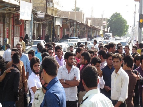 تجمع اعتراض آمیز بازاریان عنبرآبادر در چهار راه مسجد جامع