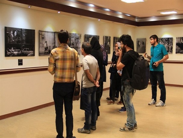 نمایشگاه عکس مستند عکاسان جوان در همدان برگزار شد