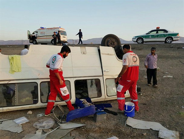 برخورد اتوبوس با مینی‌بوس ۶۱  مصدوم برجای گذاشت
