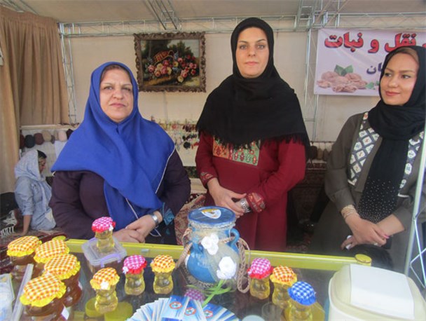 همه فن حریف بودن یک خانواده/درآمدزایی با تولید عسل، منبت کاری و فرش بافی+تصاویر