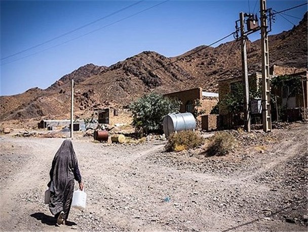 مردم روستای یگدار با مشکلات تامین آب شرب دست و پنجه نرم می کنند