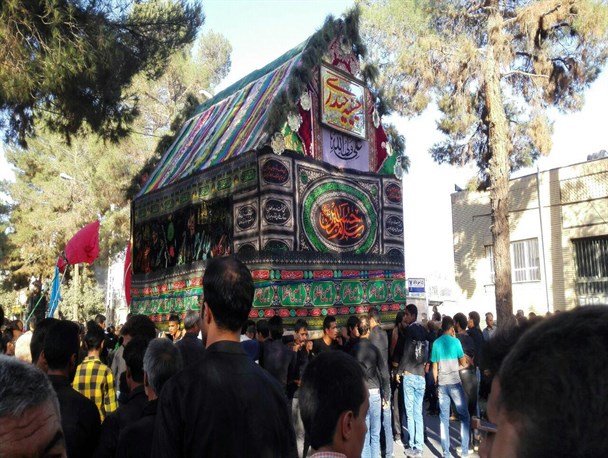 آیین سنتی «نخل گردانی» و «دسته بنی اسد» در کاشمر برگزار شد