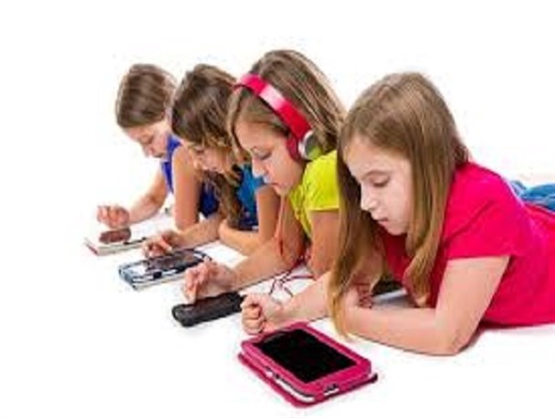 تعارضات فضای حقیقی و مجازی برای کودکان و نوجوانان/ برای فرزندانمان پدرو مادر مجازی نباشیم