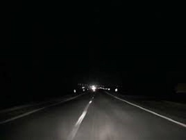 جاده ای ترانزیتی در غرب کشور که در تاریکی مطلق به سر می برد/ کابوس جاده مرگ تمامی ندارد