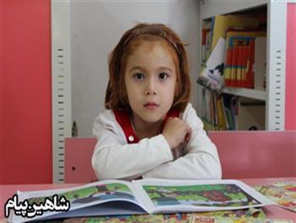 آزیتا 5 ساله کوچک ترین عضو کتابخانه شاهین دژ
