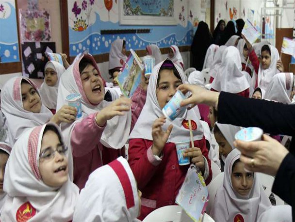 توزیع 18میلیون و200هزار شیر پاکتی در بین دانش اموزان استان همدان