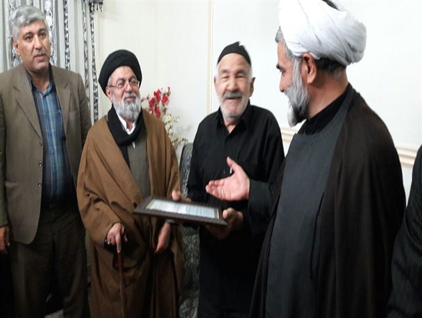 بازدید مسئولین شهرستان بهارستان از خانواده های شهدا+تصاویر