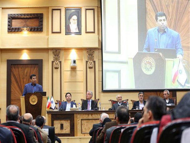 سیاست مداران بر اقتصاد سیطره انداختند/ وضعیت بنگاه های اقتصادی رو به وخامت است