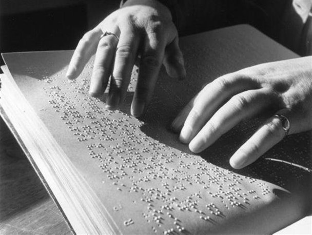 وجود پانصد عنوان کتاب بریل در کتابخانه مرکزی ارومیه/ کتاب های دینی از پرمخاطب ترین کتابها هستند
