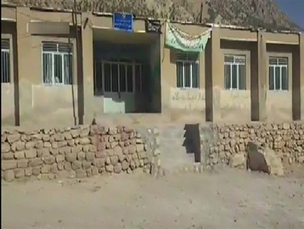 مدرسه ای که دانش آموزان آن میان چاله ها و سنگلاخ ها گرفتار شده اند + تصاویر