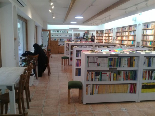 یک فنجان کتاب داغ؛ همراه با «صبح توس» در کافه کتاب‌های مشهد