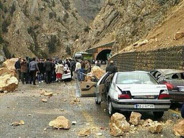 البرز اولین استان کشور با کمترین تصادفات فوتی/ راهداری اقدام خاصی درباره ریزش سنگ در چالوس انجام نداده است