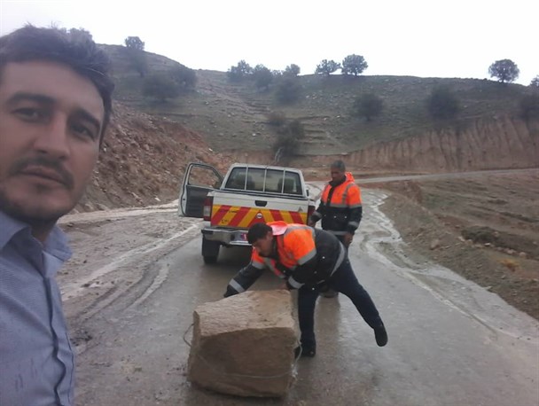 ریزش سنگ در مسیرلنده به قیام/تلاش کارکنان راهداری و بازگشایی مسیر لنده به قیام+تصاویر
