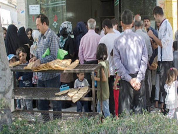 نبرد کرونا و نان در صف‌ نانوایی‌های درگز