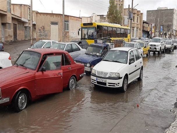 آبگرفتگی معابر؛ سوغات اولین باران پاییزی در زاهدان/ ضعف مدیریت، خودروهای شهروندان را زمین گیر کرد